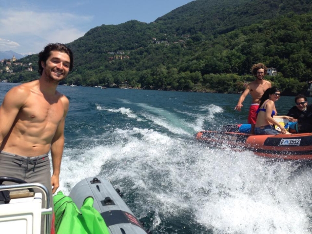 Vi seguiamo col gommone